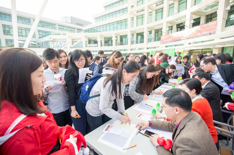 一众「教大圣诞老人」于校园内邀请教大师友撰写给圣诞老人的信，藉此感激及祝福身边的人。