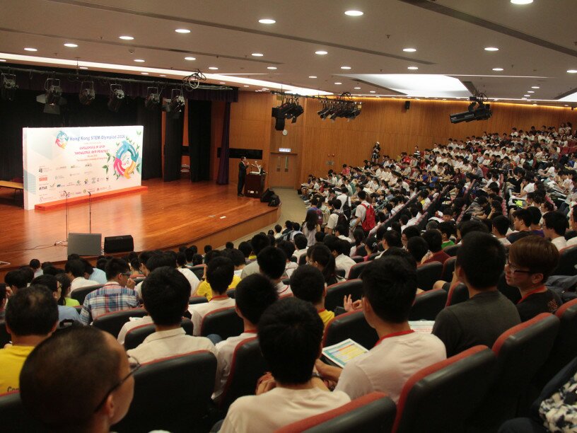 Mr Henry KM Chau, Assistant Director of the Drainage Services Department, is the speaker of the mass lecture.