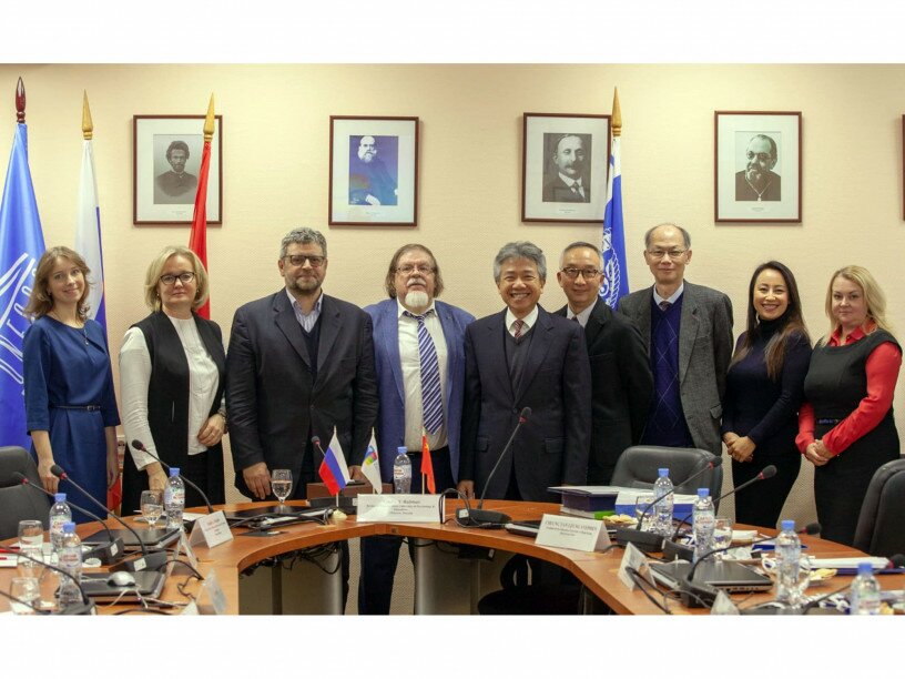 President Professor Stephen Cheung Yan-leung, together with Vice President (Research and Development) Professor Lui Tai-lok and Associate Vice President (Graduate Studies) Professor Lo Sing-kai, meet with the senior representatives of Moscow State University of Psychology and Education to explore future collaboration opportunities. Among them is Professor Vitaly Vladimirovich Rubtsov (fourth from the left), Rector of the University.