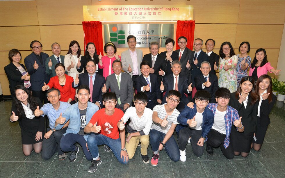 Witnessed by the University community, EdUHK Council Chairman Mr Pang Yiu-kai and EdUHK President Professor Stephen Cheung Yan-leung unveil the new EdUHK logo.