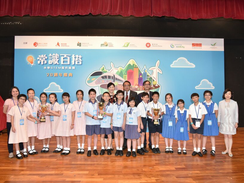 来自三间小学队伍的三个优秀STEM作品获颁「二十周年大奖」。