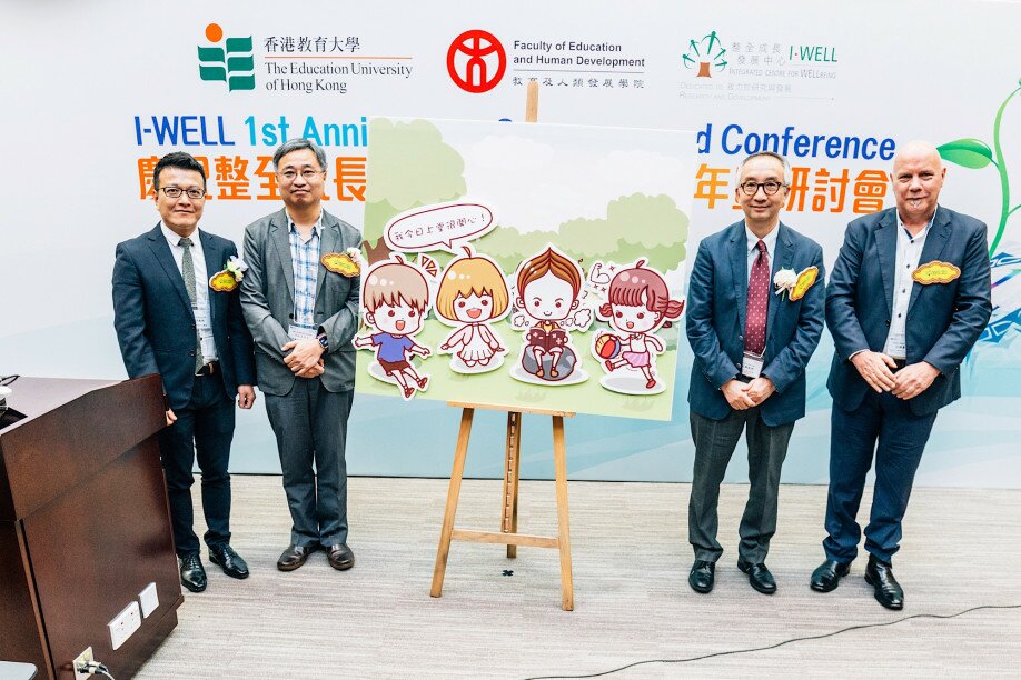 (From the left) Professor Hue Ming-tak, Mr Fong Kai-leung, Professor Lui Tai-lok, Professor Allan Walker officiate the ceremony.