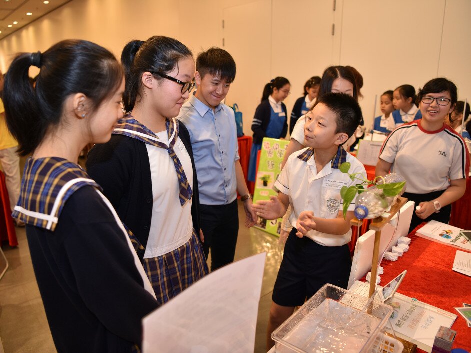 參展隊伍向公眾講解不同類型的魚菜共生系統對植物生長的影響。