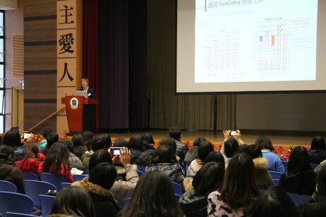 (From the left) Professor Kong Siu-cheung explains the second-year outcomes of the project along with Vice Principal Chan Pui-shan of Jordan Valley St. Joseph’s Catholic Primary School.