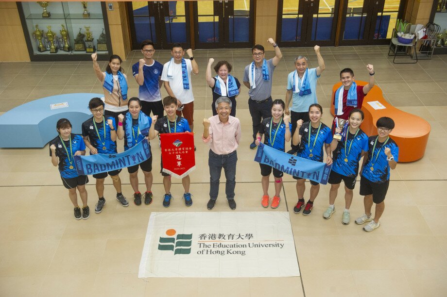 President Professor Stephen Cheung Yan-leung, members of the Department of Health and Physical Education and Women’s Team celebrate the victory (Photo taken by Mr Edwin Leung)