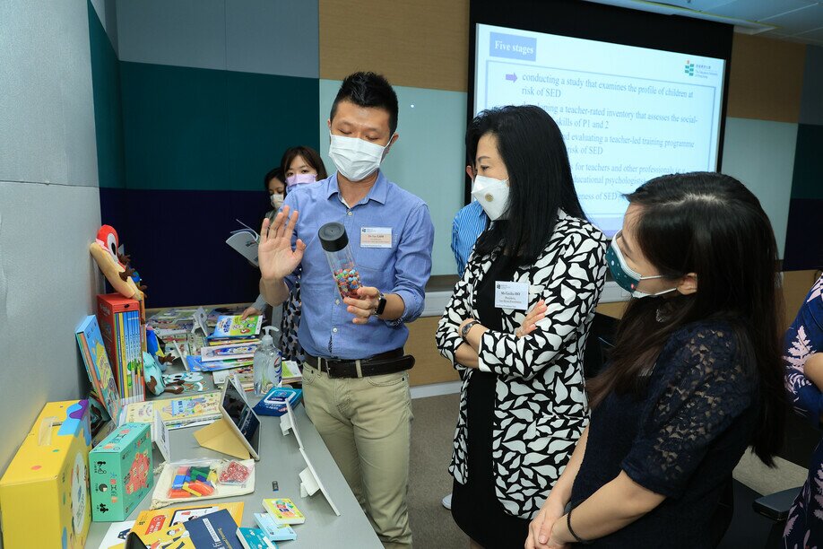 Dr Ian Lam Chun-bun, Co-Director of Centre for Child and Family Science, introduces the use of sensory bottle in playing games with children