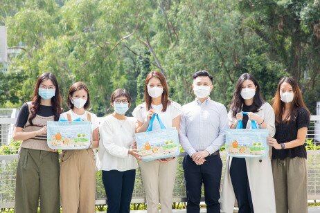 Dr Eva Lau Yi-hung (middle), Associate Professor of the Department of ECE and the Project’s director, and her team hope to join with schools and parents in supporting children to embark on an enjoyable journey in their primary school years.