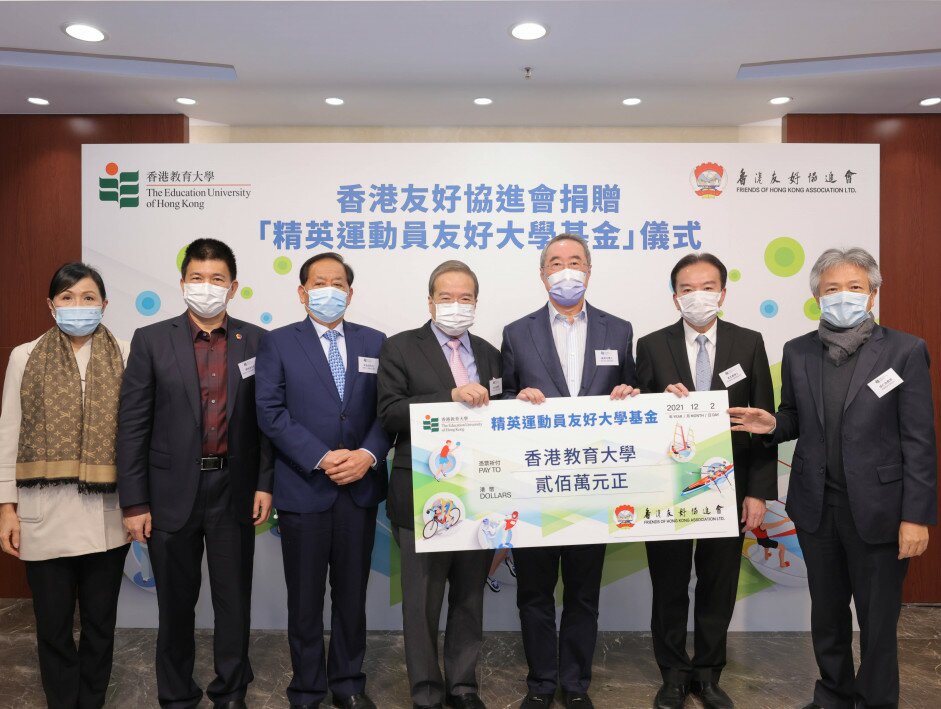 EdUHK receives a generous donation from FHKA. (from right) Professor Stephen Cheung Yan-leung, Dr David Wong Yau-kar, Dr Henry Tang Ying-yen, Professor Anthony Wu Ting-yuk, Mr Ng Leung-ho, Dr Tam Kam-kau; and Dr Eliza Chan Ching-har