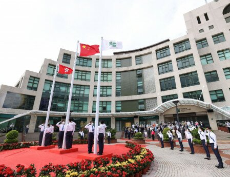 The ceremony is attended by around 100 participants, including members of the University Council and the senior management, staff, students and alumni