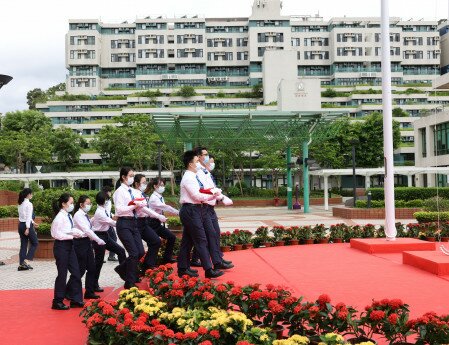 教大面向行政大楼的新旗杆平台已正式启用