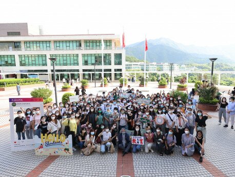 Extending his warmest welcome to all students, EdUHK President Professor Cheung encourages freshmen to immerse themselves in various activities 