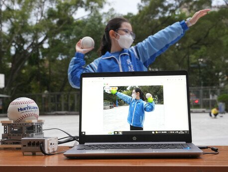 For proper postures, green dots will appear on a computer screen