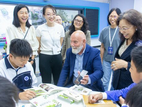 半日論壇結束後，與會嘉賓到訪深中南山創新學校和深圳市育才二中