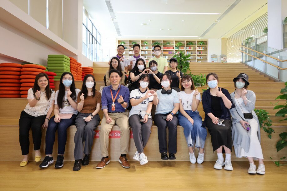 Students visit the Library of Shenzhen Hong Kong Pui Kiu College Longhua Xinyi School