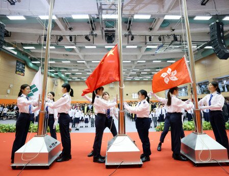 教大學生更首度與教大附屬小學及幼兒園的學生合作，組成升旗隊