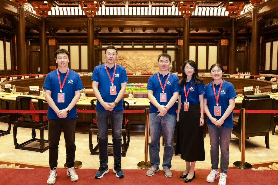 Professor Yan Zi; Dr Sun Fenghua; and Dr Wang Cong. Two doctoral candidates – Zhuang Yipeng and Pan Yingying