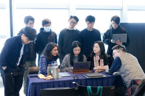 Dr Steve Mung Wai-yin, Research Assistant Professor of Research and Development Office, one of the mentors at HK Techathon+ 2024, giving advice to participants about pitch decks 