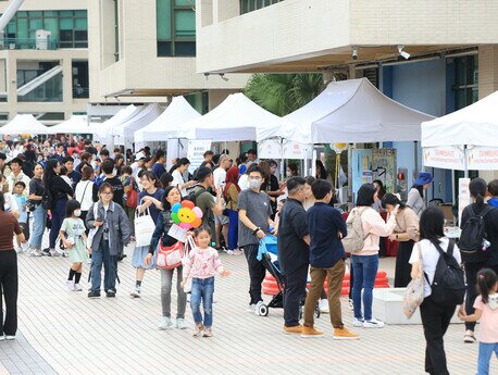 The homecoming in full swing with children’s game booths and snack stalls