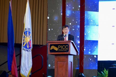 Professor Lee delivers a keynote speech at the summit