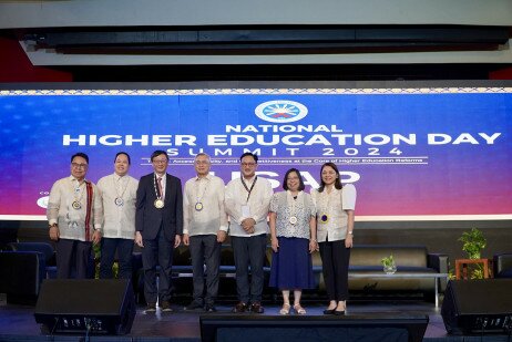 Professor Lee (third from left) takes a photo with the Philippine Commissioners at the Commission on Higher Education and other government officials