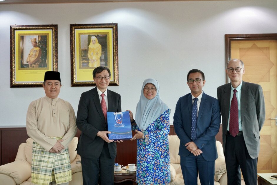 EdUHK President Professor John Lee Chi-Kin (second from left) and Associate Vice President (Internationalisation) Professor Lo Sing-kai (first from right) meet with the Minister of Education of Brunei Darussalam (centre)