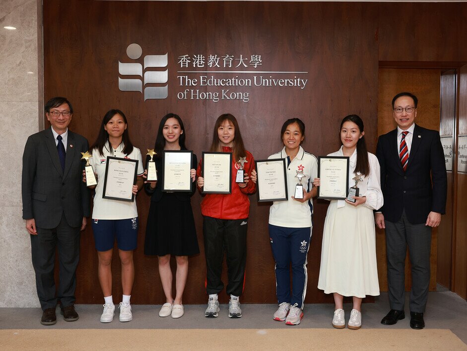 EdUHK President Professor John Lee Chi-Kin (left) and the Acting Dean of Students, Vice President (Research and Development) Professor Chetwyn Chan Che-hin (right) congratulate the awardees for their exceptional performances