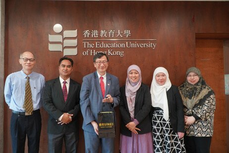 The Brunei delegation present a souvenir to EdUHK President Professor Lee Chi-Kin (third from left)