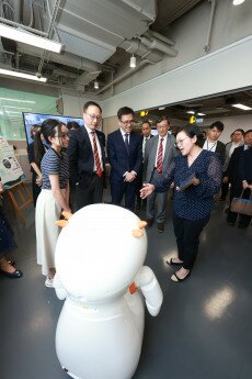 Professor Sun visits the Future Classrooms on EdUHK’s Tai Po Campus