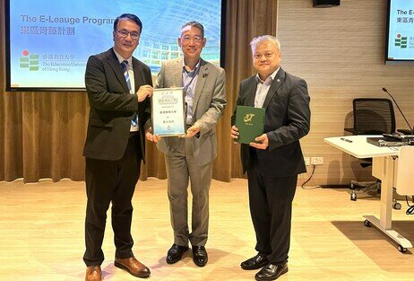 District Officer (Eastern) Mr Simon Chan (centre) presented a souvenir and a certificate of commendation on behalf of “The E-League” programme to EdUHK