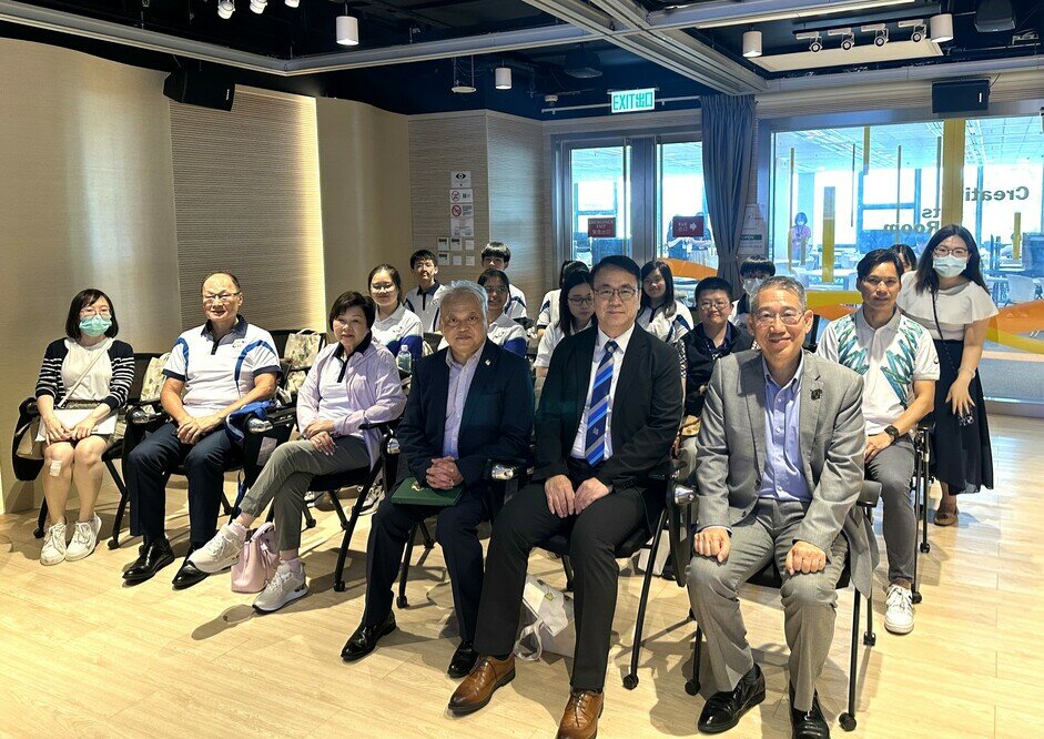 District Officer (Eastern) Mr Simon Chan (right) and participates of “The E-League” programme visited EdUHK