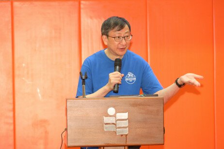 President Professor John Lee Chi-Kin delivered a welcome speech to the new students