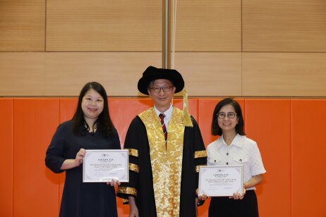 President Professor John Lee Chi-Kin presents a Letter of Appreciation to Ms Cheung Kam-yan, the principal of EdUHK Jockey Club Primary School and Ms Yeung Ka-yee, the principal of EdUHK Early Childhood Learning Centre