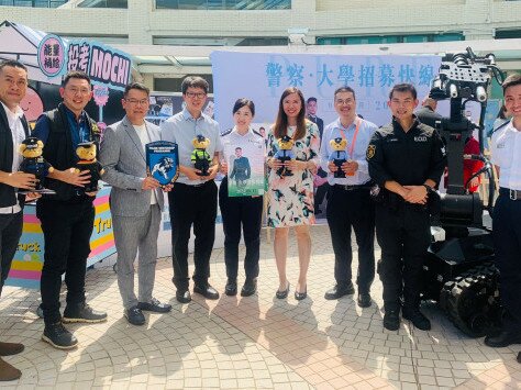 EdUHK staff and alumni and Hong Kong Police Force staff taking group photo in the career experience zone