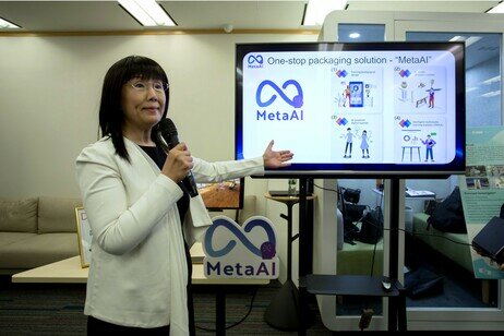 Professor Song Yanjie from MetaAI introduces their 'MetaAI' at the CEAR opening event. The platform leverages the 3D metaverse and AI to facilitate online collaborative learning and enhance educational experiences