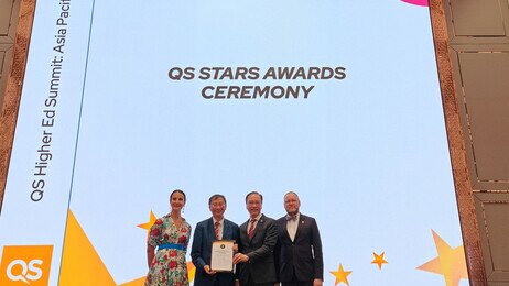 EdUHK President Professor John Lee (2nd from left) and Vice President (Research and Development) Professor Chetwyn Chan (3rd from left) officially receive the "5-Star Institution" certificate