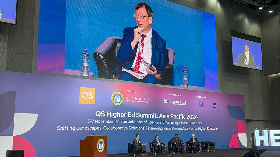 EdUHK President Professor Lee discusses the development of "micro-credentials" and the importance of students possessing the skills of "micro-mastery" at the “QS Higher Ed Summit”