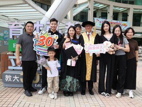 校长李子建教授到场祝贺各位同学圆满完成学业，与毕业生及家长们一同分享毕业季的喜悦