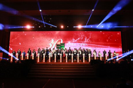  Elite athlete students and the University’s senior management joined together on stage to raise a toast, celebrating the University's anniversary