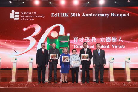 Gifts are presented to the four recipients of honorary doctorates, thanking them for their profound knowledge and professional contributions to the advancement and benefit of society