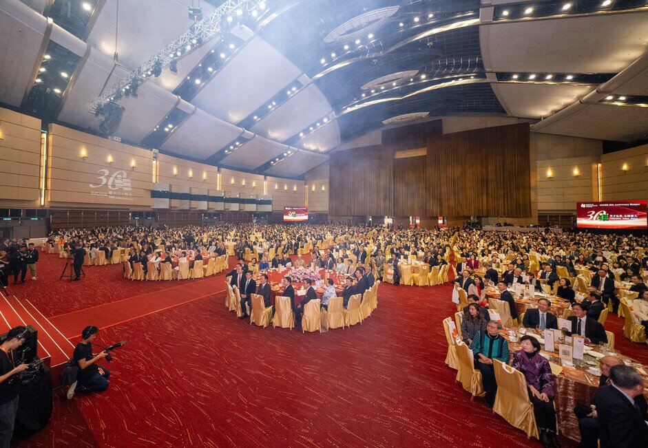 To celebrate the 30th Anniversary, EdUHK holds a gala dinner at the Hong Kong Convention and Exhibition Centre