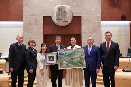 EdUHK President Professor John Lee Chi-Kin receives souvenirs from the two partner universities