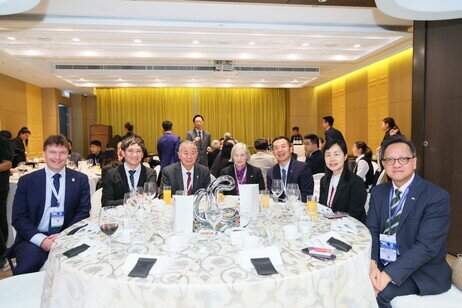 EdUHK Vice President (Academic) Professor May Cheng May-hung (second from right) joins a networking dinner with other leaders from globally renowned universities