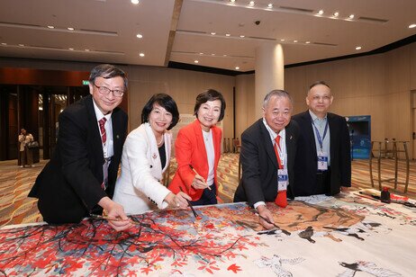 (From left) Prof John Lee, EdUHK President; Prof Priscilla Leung, Founding President of the Hong Kong Association for External Friendship; Dr Christine Choi, Secretary for Education; Prof Freddy Boey, CityUHK President, Mr Guan Junshou, Artist