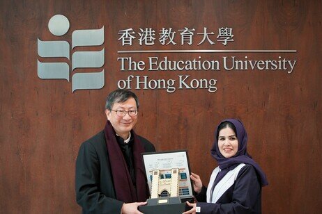 Professor Wardah Abdullah Al-Asmari, Vice President for Business Development and Community Partnership of UQU (right), presents a souvenir to EdUHK President Professor John Lee Chi-Kin 