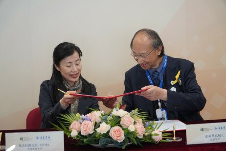 EdUHK Vice President (Academic) Professor May Cheng May-hung signs MoU with Dr K.C. Pang, MH, Chief Director of Beijing International Bilingual Academy