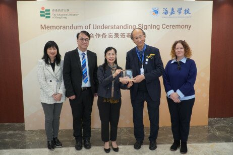 EdUHK representatives present souvenirs to Beijing International Bilingual Academy