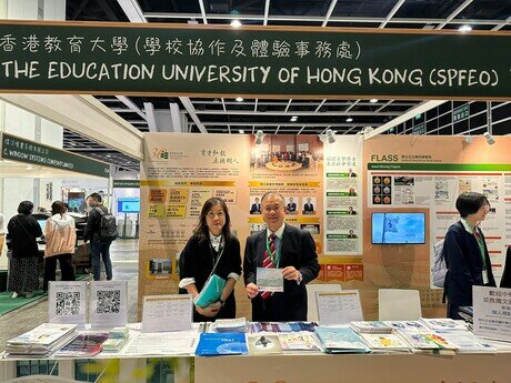 EdUHK Council Member Mr Armstrong Lee Hon-cheung, principals and teachers from secondary and primary schools visit the EdUHK booth