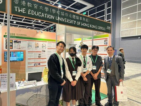 EdUHK Council Member Mr Armstrong Lee Hon-cheung, principals and teachers from secondary and primary schools visit the EdUHK booth