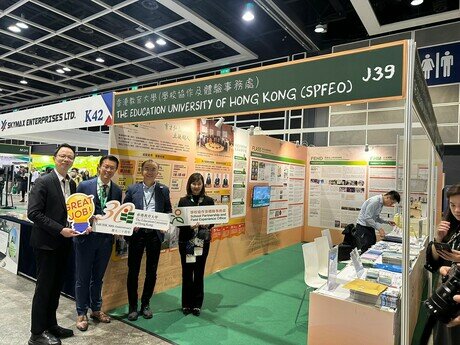 EdUHK Council Member Mr Armstrong Lee Hon-cheung, principals and teachers from secondary and primary schools visit the EdUHK booth