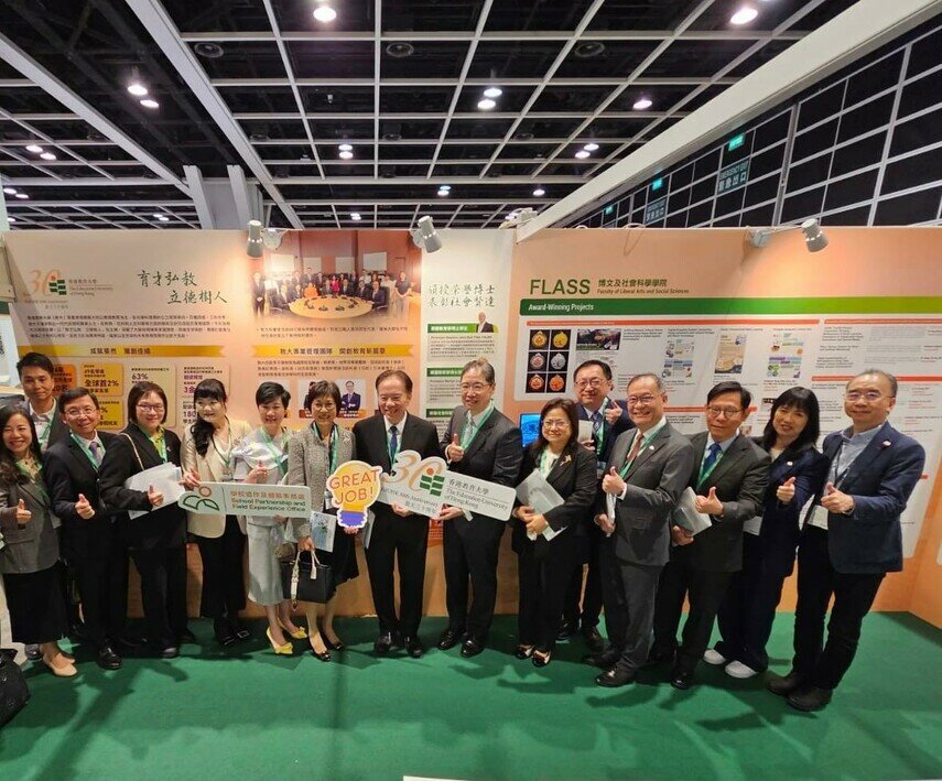 Dr David Wong Yau-kar, Chairman of the Education Commission and EdUHK Council Chairman, along with members of the Education Commission, visit the booth of EdUHK